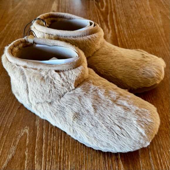 NWT tan AJC Slater faux fur short boots, marked 8 but fit an 8.5 - Picture 2 of 10